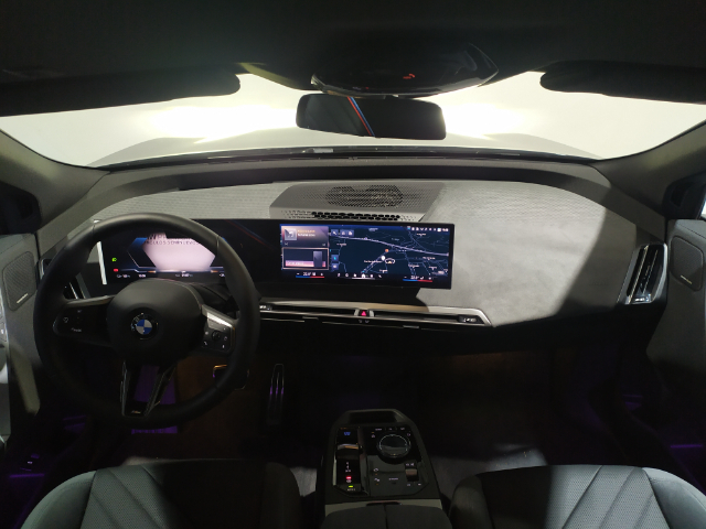 BMW iX xDrive45 color Negro. Año 2025. 300KW(408CV). Eléctrico. En concesionario Hispamovil Elche de Alicante