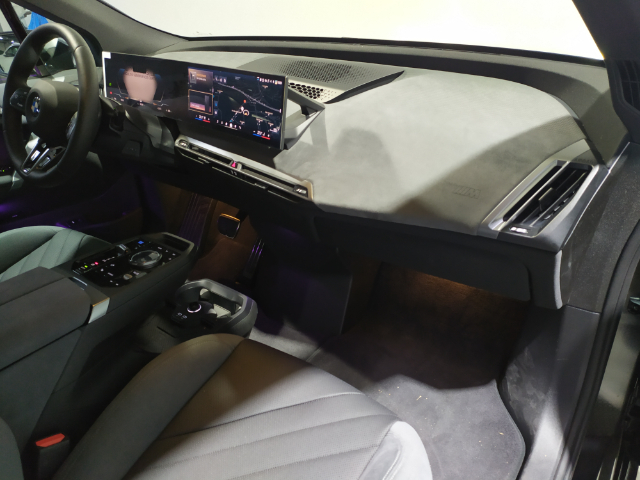 BMW iX xDrive45 color Negro. Año 2025. 300KW(408CV). Eléctrico. En concesionario Hispamovil Elche de Alicante