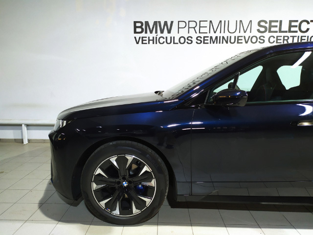 BMW iX xDrive45 color Negro. Año 2025. 300KW(408CV). Eléctrico. En concesionario Hispamovil Elche de Alicante