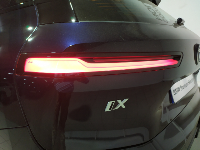 BMW iX xDrive45 color Negro. Año 2025. 300KW(408CV). Eléctrico. En concesionario Hispamovil Elche de Alicante