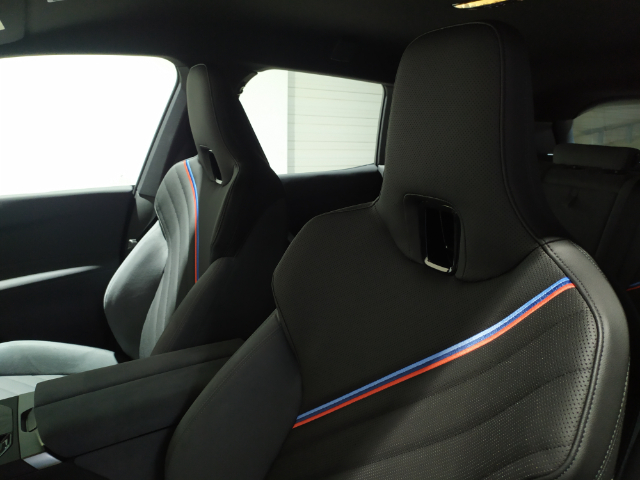 BMW iX xDrive45 color Negro. Año 2025. 300KW(408CV). Eléctrico. En concesionario Hispamovil Elche de Alicante