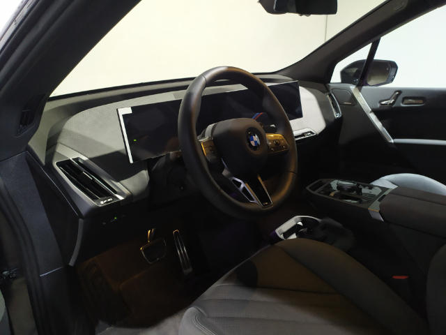 BMW iX xDrive45 color Negro. Año 2025. 300KW(408CV). Eléctrico. En concesionario Hispamovil Elche de Alicante