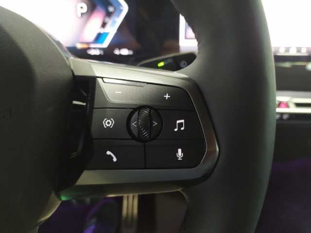 BMW iX xDrive45 color Negro. Año 2025. 300KW(408CV). Eléctrico. En concesionario Hispamovil Elche de Alicante