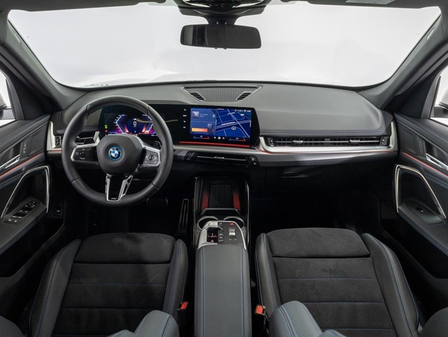 BMW X1 xDrive25e color Blanco. Año 2025. 180KW(245CV). Híbrido Electro/Gasolina. En concesionario Oliva Motor Girona de Girona