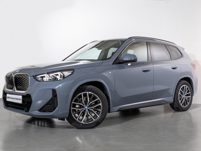 BMW iX1 eDrive20 color Gris. Año 2025. 150KW(204CV). Eléctrico. En concesionario Oliva Motor Girona de Girona