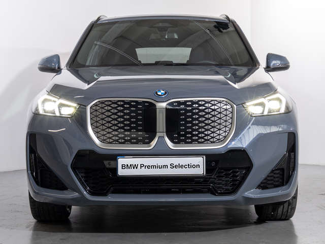 BMW iX1 eDrive20 color Gris. Año 2025. 150KW(204CV). Eléctrico. En concesionario Oliva Motor Girona de Girona
