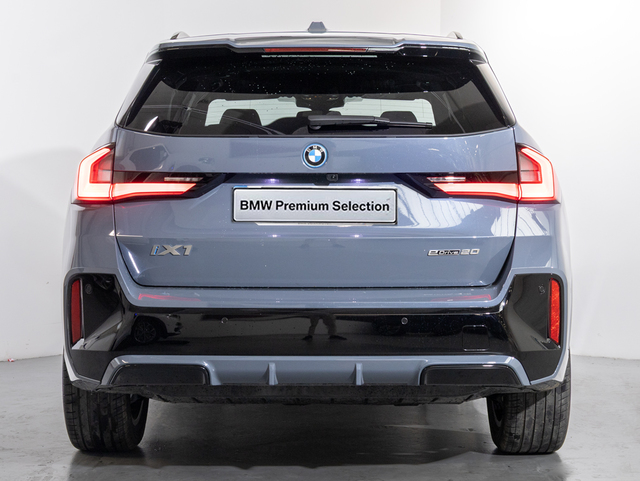 BMW iX1 eDrive20 color Gris. Año 2025. 150KW(204CV). Eléctrico. En concesionario Oliva Motor Girona de Girona