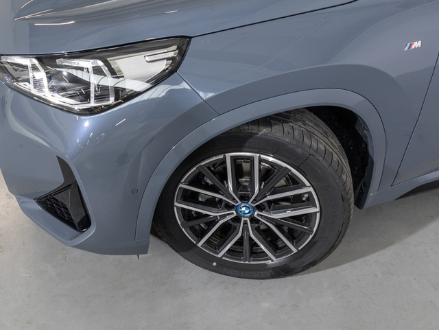 BMW iX1 eDrive20 color Gris. Año 2025. 150KW(204CV). Eléctrico. En concesionario Oliva Motor Girona de Girona