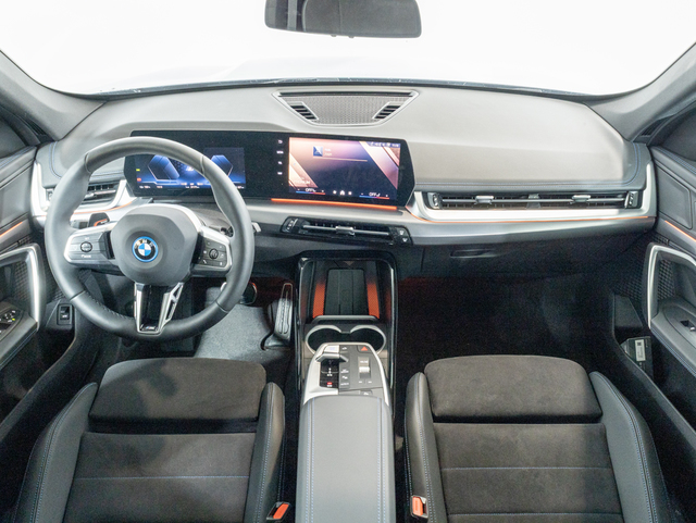 BMW iX1 eDrive20 color Gris. Año 2025. 150KW(204CV). Eléctrico. En concesionario Oliva Motor Girona de Girona