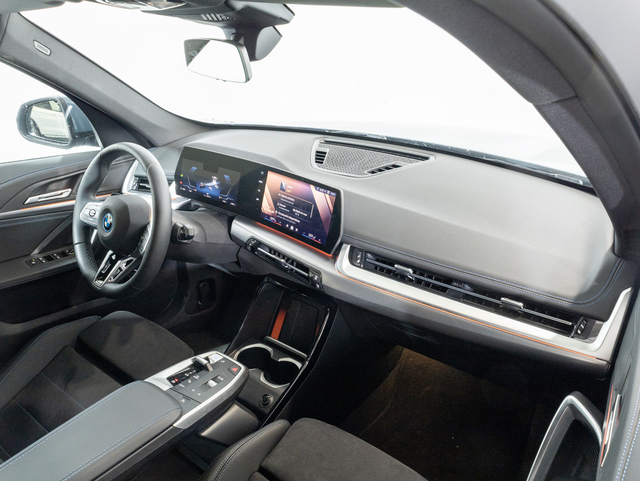 BMW iX1 eDrive20 color Gris. Año 2025. 150KW(204CV). Eléctrico. En concesionario Oliva Motor Girona de Girona
