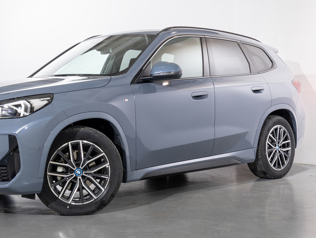 BMW iX1 eDrive20 color Gris. Año 2025. 150KW(204CV). Eléctrico. En concesionario Oliva Motor Girona de Girona