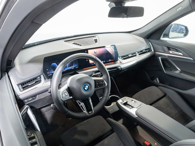 BMW iX1 eDrive20 color Gris. Año 2025. 150KW(204CV). Eléctrico. En concesionario Oliva Motor Girona de Girona
