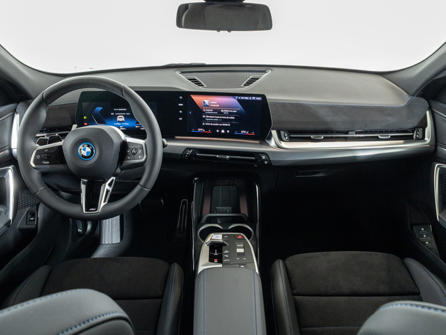 BMW iX2 eDrive20 color Blanco. Año 2025. 150KW(204CV). Eléctrico. En concesionario Oliva Motor Girona de Girona