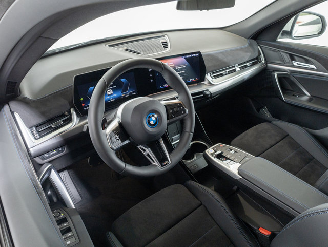 BMW iX2 eDrive20 color Blanco. Año 2025. 150KW(204CV). Eléctrico. En concesionario Oliva Motor Girona de Girona