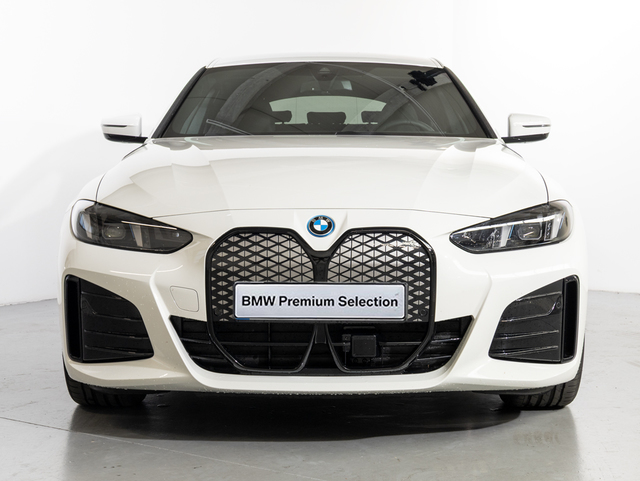 BMW i4 eDrive40 color Blanco. Año 2025. 250KW(340CV). Eléctrico. En concesionario Oliva Motor Girona de Girona
