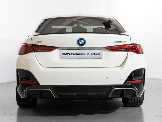 BMW i4 eDrive40 color Blanco. Año 2025. 250KW(340CV). Eléctrico. En concesionario Oliva Motor Girona de Girona