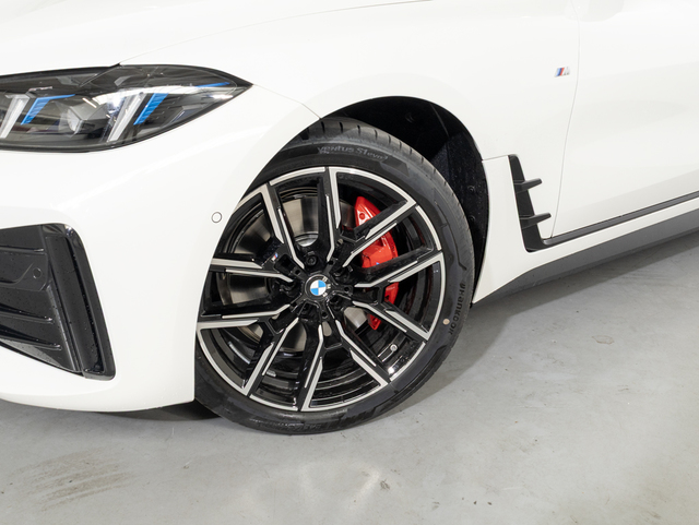 BMW i4 eDrive40 color Blanco. Año 2025. 250KW(340CV). Eléctrico. En concesionario Oliva Motor Girona de Girona