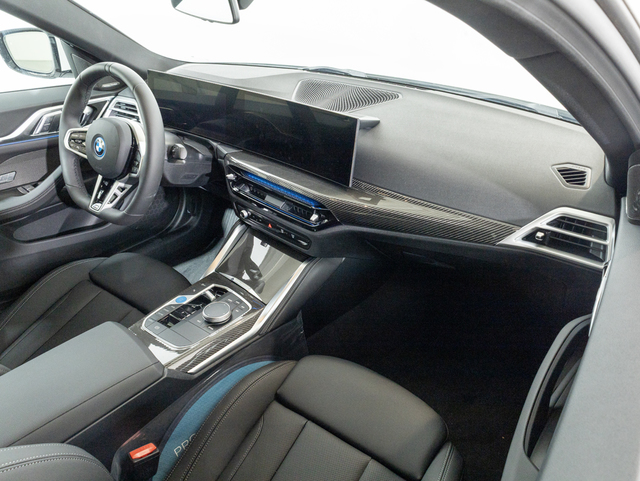 BMW i4 eDrive40 color Blanco. Año 2025. 250KW(340CV). Eléctrico. En concesionario Oliva Motor Girona de Girona