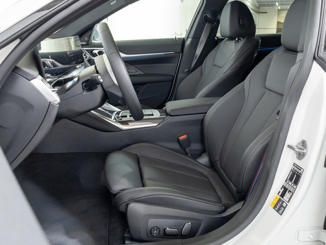 BMW i4 eDrive40 color Blanco. Año 2025. 250KW(340CV). Eléctrico. En concesionario Oliva Motor Girona de Girona