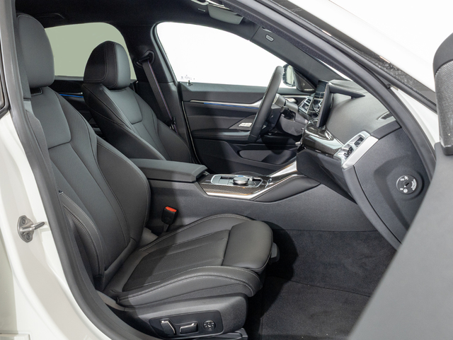BMW i4 eDrive40 color Blanco. Año 2025. 250KW(340CV). Eléctrico. En concesionario Oliva Motor Girona de Girona