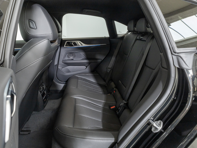 BMW i4 eDrive35 color Negro. Año 2025. 210KW(286CV). Eléctrico. En concesionario Oliva Motor Girona de Girona