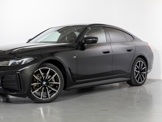 BMW i4 eDrive35 color Negro. Año 2025. 210KW(286CV). Eléctrico. En concesionario Oliva Motor Girona de Girona
