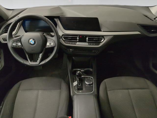 BMW Serie 1 118i color Gris. Año 2024. 103KW(140CV). Gasolina. En concesionario Automotor Premium Viso - Málaga de Málaga