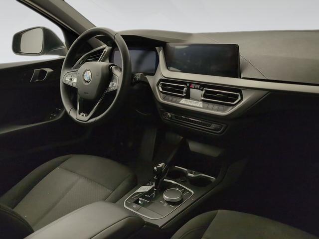 BMW Serie 1 118i color Gris. Año 2024. 103KW(140CV). Gasolina. En concesionario Automotor Premium Viso - Málaga de Málaga