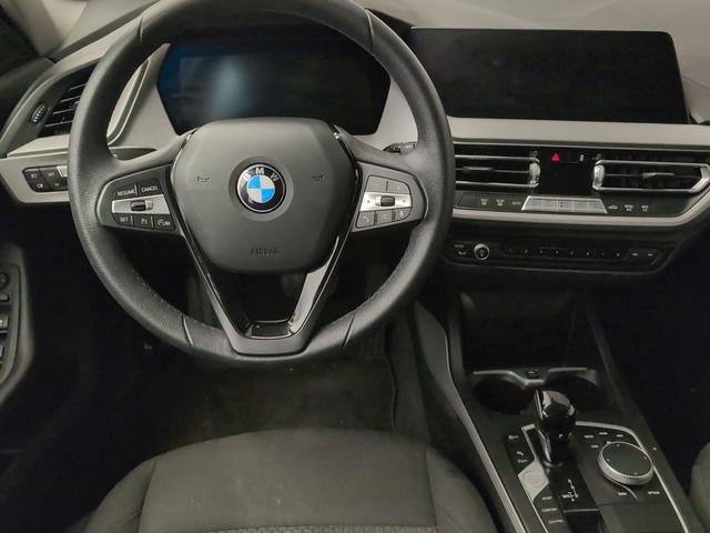 BMW Serie 1 118i color Gris. Año 2024. 103KW(140CV). Gasolina. En concesionario Automotor Premium Viso - Málaga de Málaga