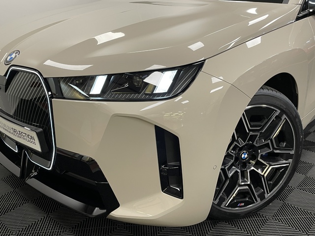 BMW iX xDrive45 color Gris. Año 2025. 300KW(408CV). Eléctrico. En concesionario Maberauto de Castellón