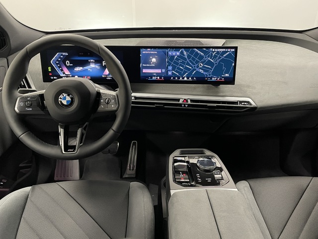 BMW iX xDrive45 color Gris. Año 2025. 300KW(408CV). Eléctrico. En concesionario Maberauto de Castellón