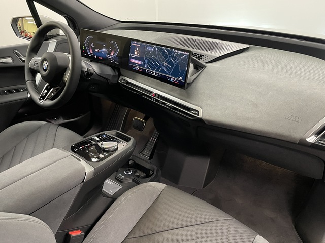 BMW iX xDrive45 color Gris. Año 2025. 300KW(408CV). Eléctrico. En concesionario Maberauto de Castellón