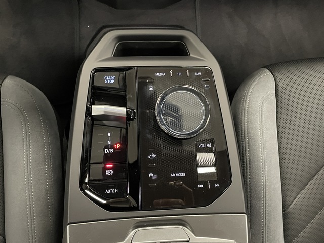 BMW iX xDrive45 color Gris. Año 2025. 300KW(408CV). Eléctrico. En concesionario Maberauto de Castellón