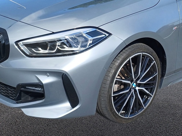 BMW Serie 1 118i color Gris. Año 2023. 103KW(140CV). Gasolina. En concesionario Marmotor de Las Palmas