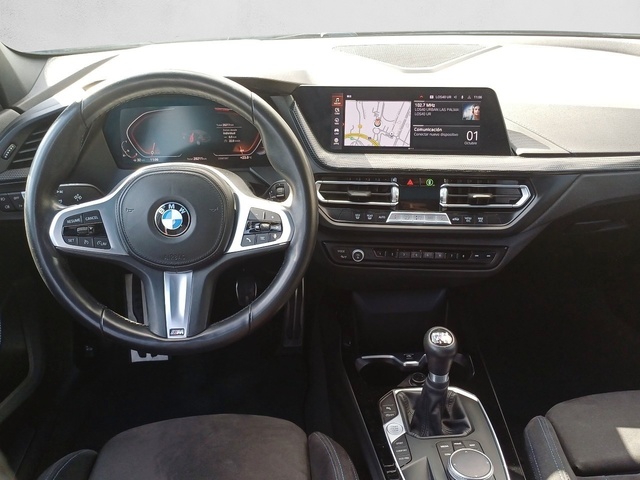 BMW Serie 1 118i color Gris. Año 2023. 103KW(140CV). Gasolina. En concesionario Marmotor de Las Palmas