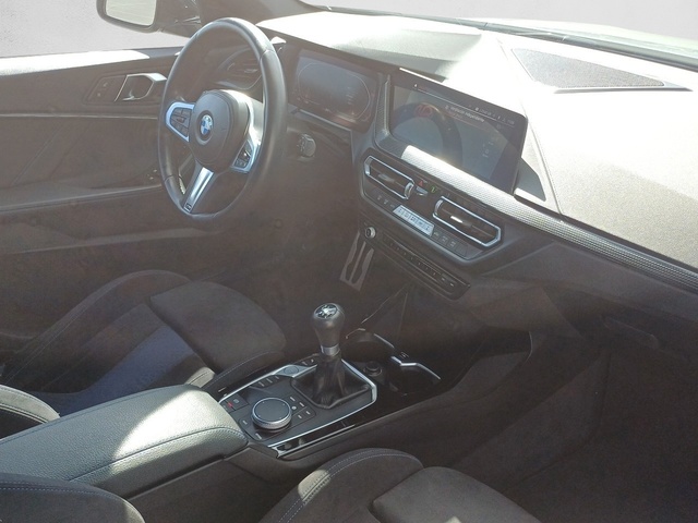 BMW Serie 1 118i color Gris. Año 2023. 103KW(140CV). Gasolina. En concesionario Marmotor de Las Palmas