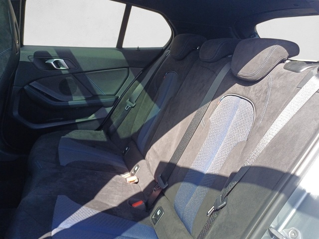 BMW Serie 1 118i color Gris. Año 2023. 103KW(140CV). Gasolina. En concesionario Marmotor de Las Palmas
