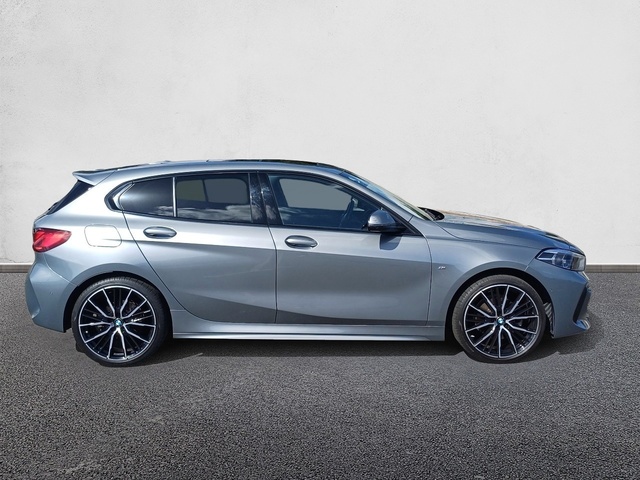 BMW Serie 1 118i color Gris. Año 2023. 103KW(140CV). Gasolina. En concesionario Marmotor de Las Palmas