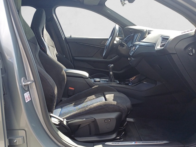 BMW Serie 1 118i color Gris. Año 2023. 103KW(140CV). Gasolina. En concesionario Marmotor de Las Palmas