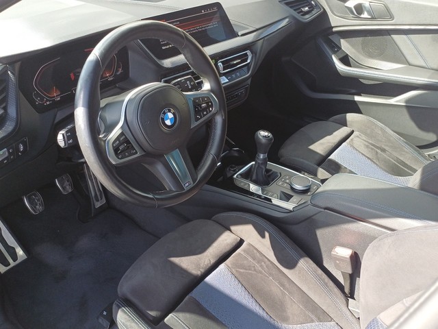 BMW Serie 1 118i color Gris. Año 2023. 103KW(140CV). Gasolina. En concesionario Marmotor de Las Palmas