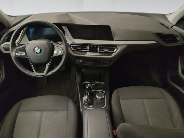 BMW Serie 1 118i color Negro. Año 2024. 103KW(140CV). Gasolina. En concesionario Automotor Premium Velázquez - Málaga de Málaga