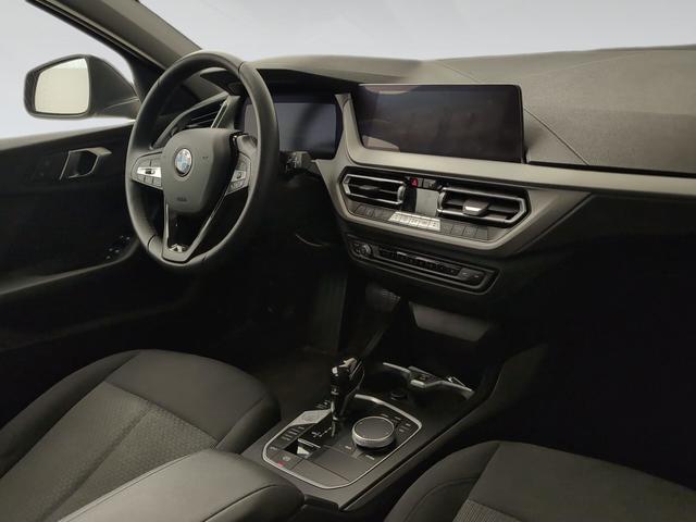 BMW Serie 1 118i color Negro. Año 2024. 103KW(140CV). Gasolina. En concesionario Automotor Premium Velázquez - Málaga de Málaga