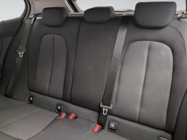 BMW Serie 1 118i color Negro. Año 2024. 103KW(140CV). Gasolina. En concesionario Automotor Premium Velázquez - Málaga de Málaga
