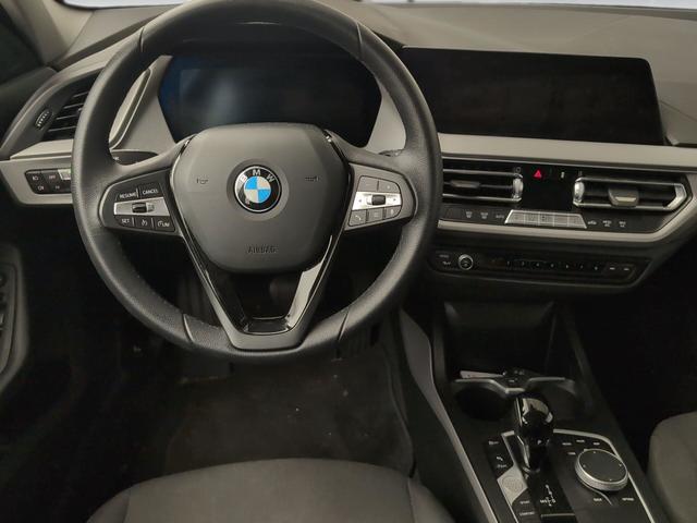 BMW Serie 1 118i color Negro. Año 2024. 103KW(140CV). Gasolina. En concesionario Automotor Premium Velázquez - Málaga de Málaga