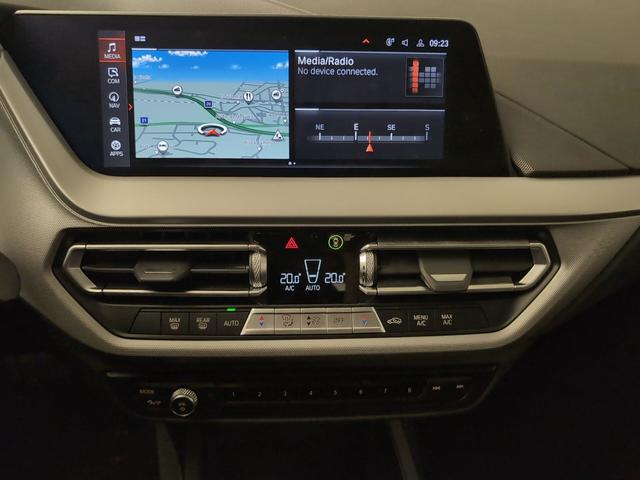 BMW Serie 1 118i color Negro. Año 2024. 103KW(140CV). Gasolina. En concesionario Automotor Premium Velázquez - Málaga de Málaga