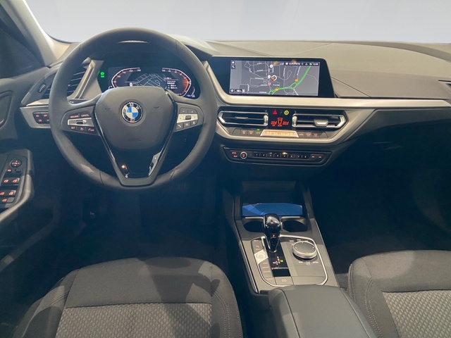 BMW Serie 1 118i color Gris. Año 2024. 103KW(140CV). Gasolina. En concesionario Automotor Premium Velázquez - Málaga de Málaga