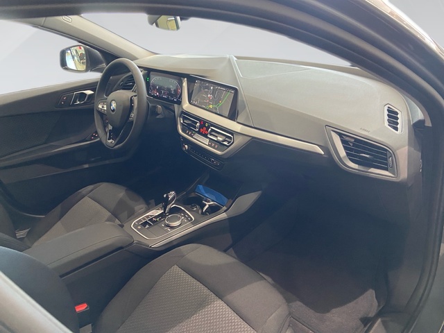 BMW Serie 1 118i color Gris. Año 2024. 103KW(140CV). Gasolina. En concesionario Automotor Premium Velázquez - Málaga de Málaga