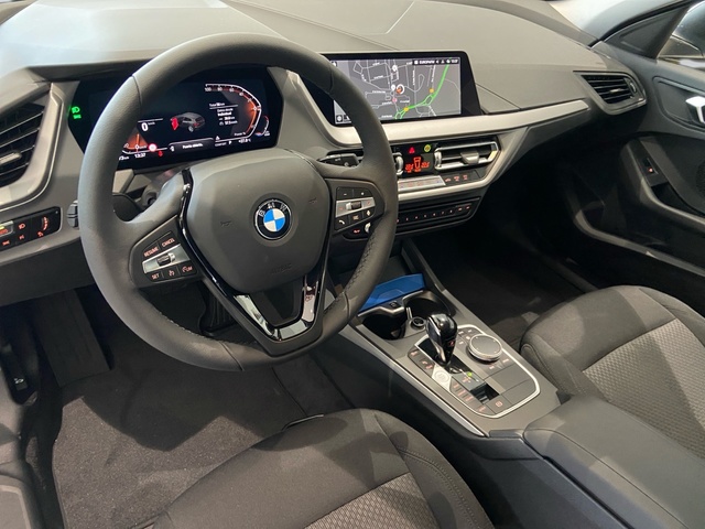 BMW Serie 1 118i color Gris. Año 2024. 103KW(140CV). Gasolina. En concesionario Automotor Premium Velázquez - Málaga de Málaga