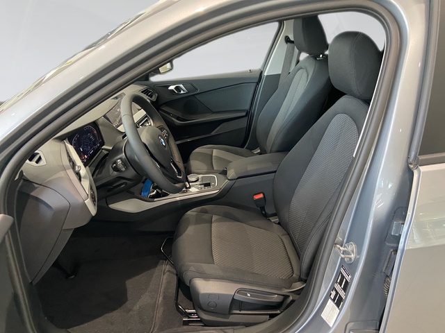 BMW Serie 1 118i color Gris. Año 2024. 103KW(140CV). Gasolina. En concesionario Automotor Premium Velázquez - Málaga de Málaga