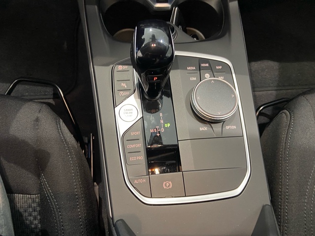 BMW Serie 1 118i color Gris. Año 2024. 103KW(140CV). Gasolina. En concesionario Automotor Premium Velázquez - Málaga de Málaga